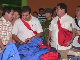 El Gobernador de Arauca Julio Acosta Bernal, en compañía del Alcalde de la capital del departamento Hernando Posso y del Secretario de Educación, inició la entrega de 50.173 paquetes escolares en la Unidad Educativa Cristo Rey.