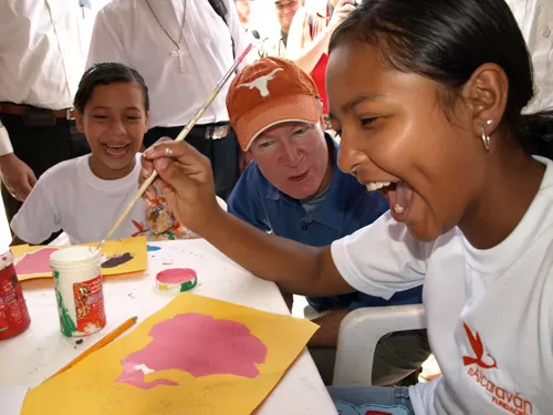 <p>El Embajador Brownfield con ni&ntilde;os beneficiarios de los programas de la Fundaci&oacute;n El Alcarav&aacute;n.</p>