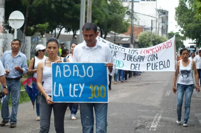 Trabajadores de la salud marcharon en Arauca, solicitando el pago de sus honorarios.