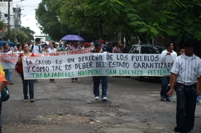 En Arauca capital marcharon trabajadores de los distintos hospitales del departamento solicitando el mejoramiento del servicio y el pago de sus honorarios.