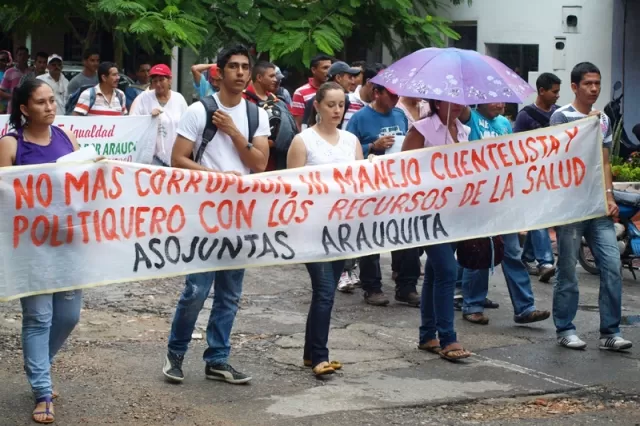 En Arauca capital marcharon trabajadores de los distintos hospitales del departamento solicitando el mejoramiento del servicio y el pago de sus honorarios.