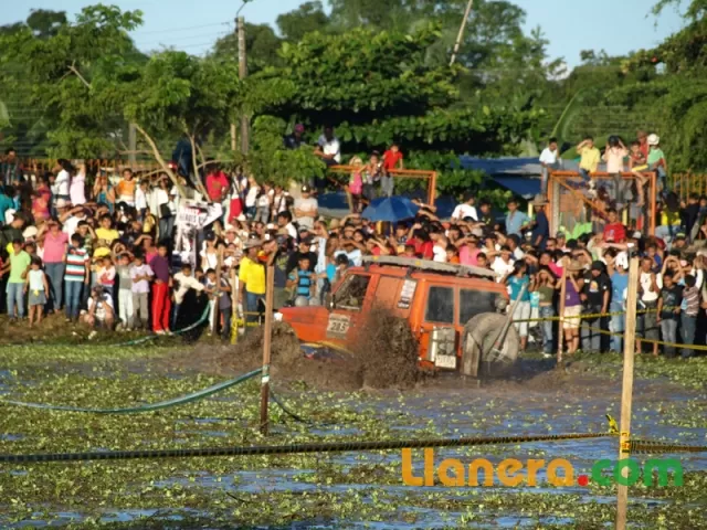 Con una exhibición culminó el Rally héroes del Arauca, luego de transitar 1.200 kilómetros por carreteras, trochas y sabanas de Bogotá a Arauca.







