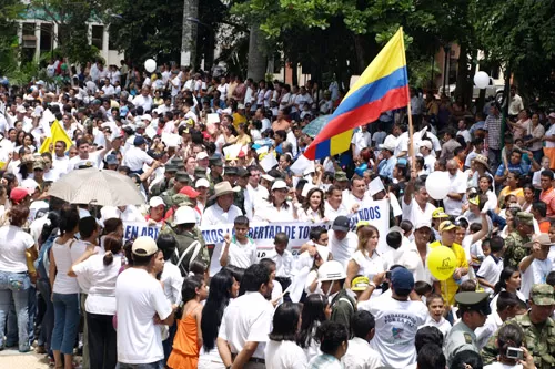 Miles de araucanos marcharon por la libertad de todos los secuestrados que hay en Colombia.