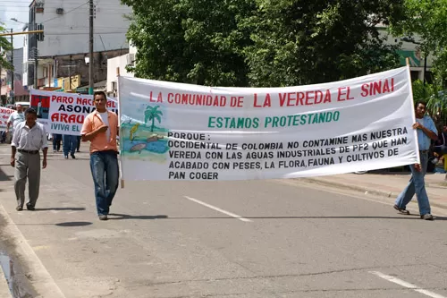 Campesinos de Caño Limón marcharon contra la destrucción de medio ambiente y  la petrolera Occidental de Colombia.