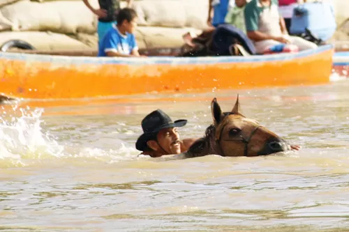 Cruzar el río Arauca fue una de las pruebas que tuvieron que afrontar los participantes en el Llanero auténtico, donde fue ganador el venezolano, Gabriel Briceño de Apure.