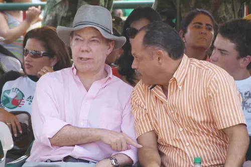 <p><em>El ministro Juan Manuel Santos y el alcalde de Arauca William Reyes antes del concierto de Pipe Pelaez y Checo Acosta.</em></p>