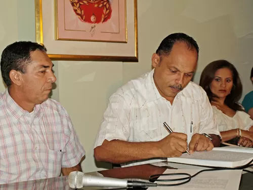 William Reyes Cadena firma el acta de posesión como Alcalde de Arauca 2008 - 2011.