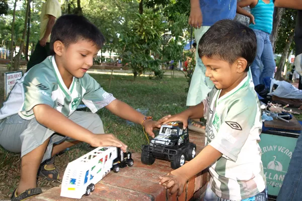 <p><em>Ni&ntilde;os de los lustrabotas del parque recibieron los regalos.</em></p>