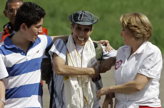 <p><em>Alan Jara junto a su hijo Alan Felipe y su mujer Claudia Rujeles tras sus liberaci&oacute;n. Foto: <span class=