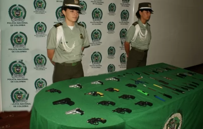 <p>Armas encontradas a los alumnos de colegios de Villavicencio. Foto: Polic&iacute;a Nacional.</p>
