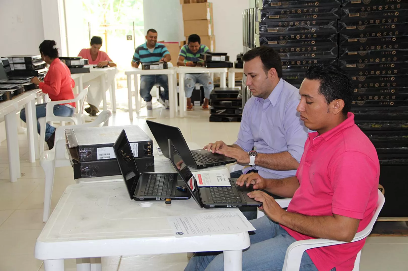A los computadores ingenieros de Aguazul le instalaron todos los programas informáticos para funcionar en colegios de la localidad.