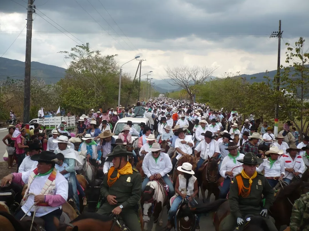 En Aguazul, Casanare, en la apertura de la versión Número 27 del Festival Folclórico y Reinado Internacional del Arroz, se realizó gran cabalgata.