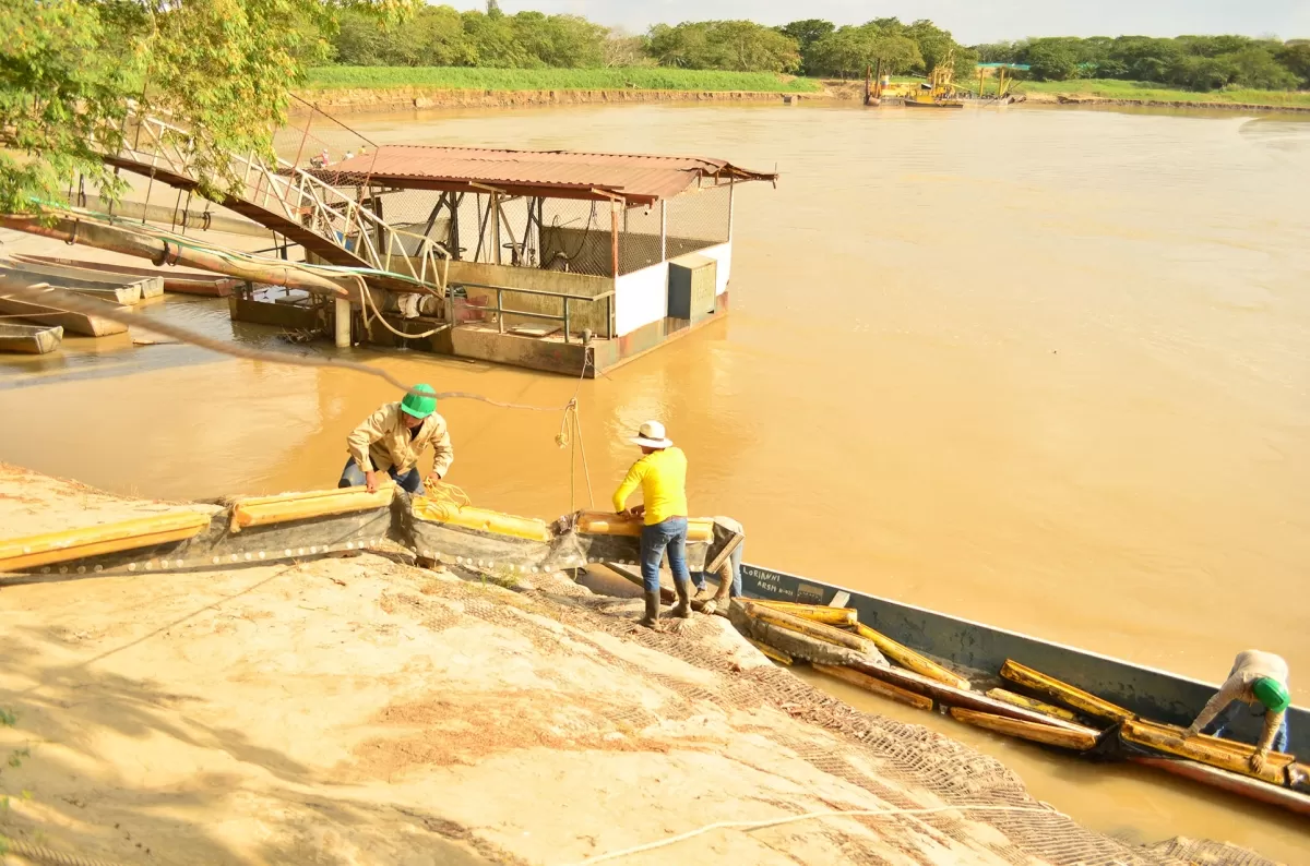 Los atentados han afectado los afluentes que desembocan en el río Arauca, lo que ha obligado a usar barreras para proteger las bocatomas de los acueductos de las poblaciones ribereñas.