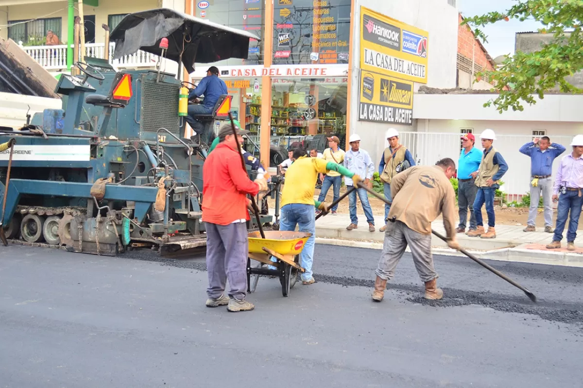 Inicio de la pavimentación de la doble calzada Hospital San Vicente-Avenida Quinta, en la vía al puente Internacional José Antonio Páez que une a Colombia con Venezuela.