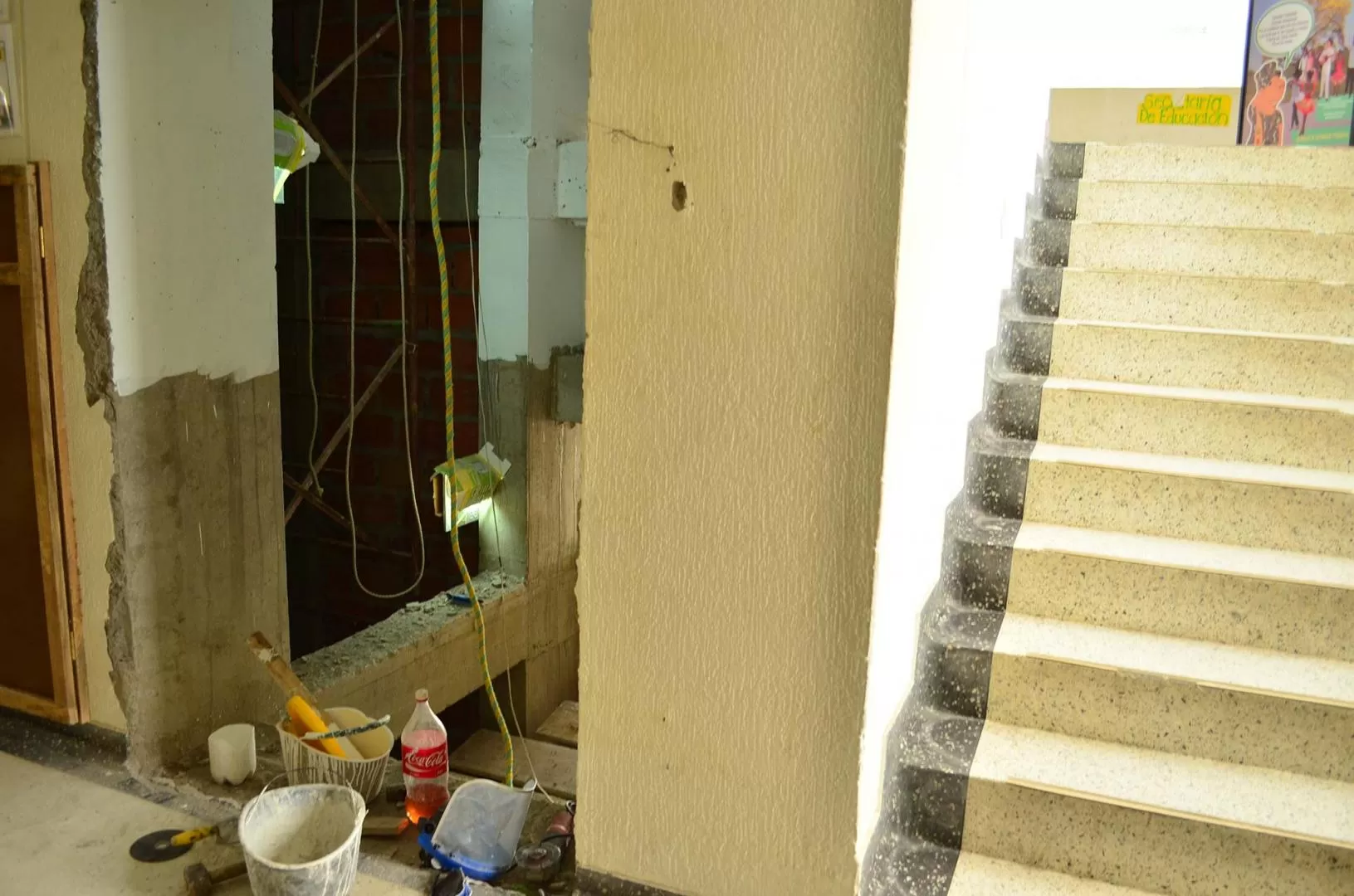 Obras que se realizan en el edificio central de la alcaldía de Arauca para la puesta en funcionamiento de un ascensor.
