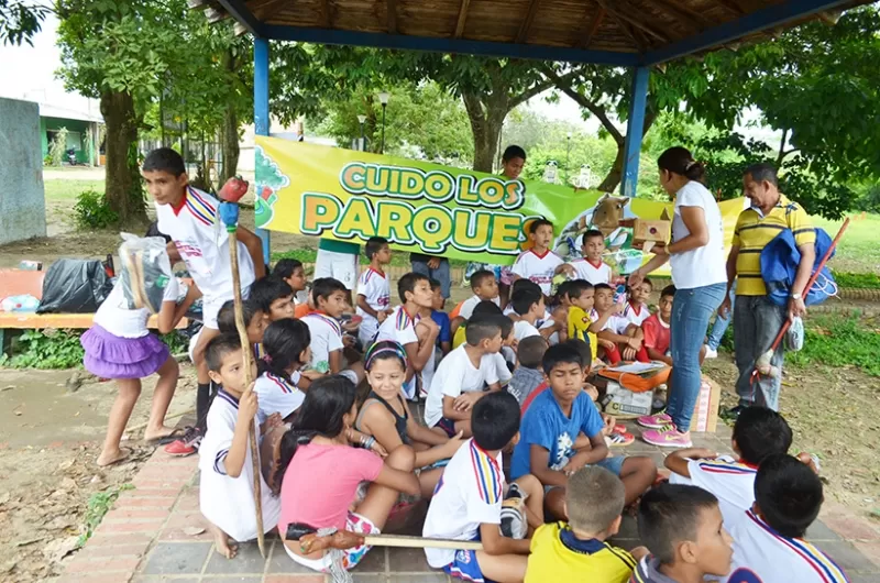 Los niños que participaron en la jornada de limpieza recibieron zapatillas y mochilas.
