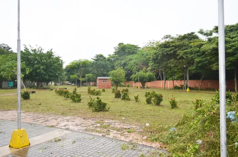 Limpieza a zonas deportivas del barrio Brisas del Llano en Arauca