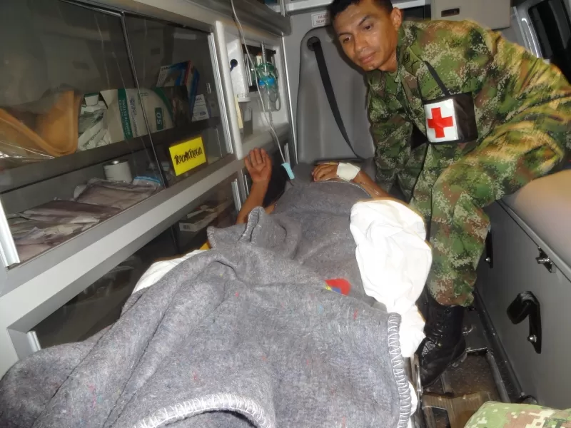 Las siete personas heridas fueron evacuadas hasta el Hospital San Vicente, donde reciben atención médica.