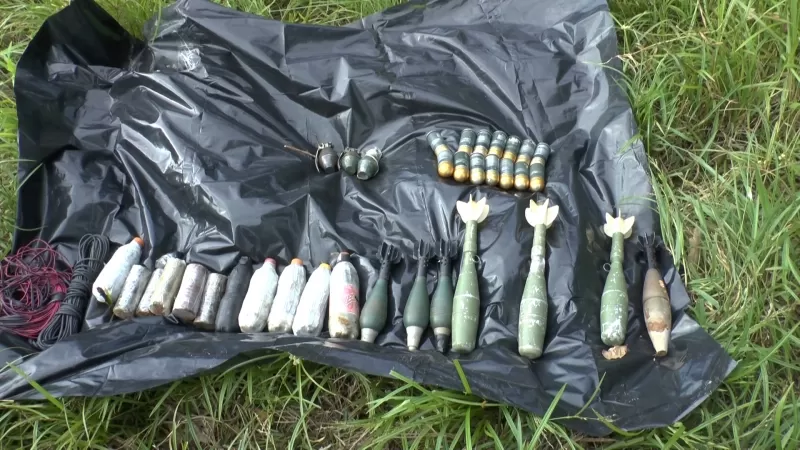 Armas y municiones incautadas en el lugar de los hechos.