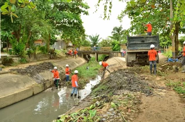 La junta de acción comunal del barrio 7 de agosto, con el apoyo de la alcaldía de Arauca realiza limpieza del canal del caño Cordoba.    