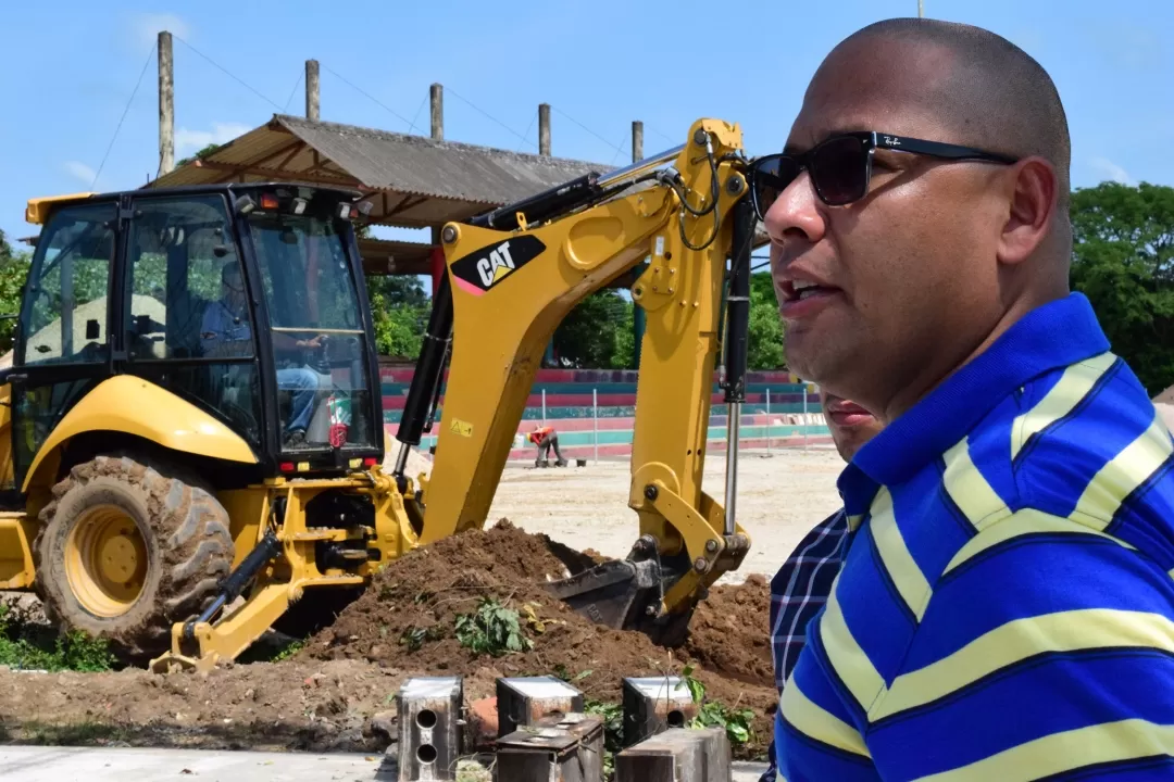 El alcalde de Arauca, Luis Emilio Tovar, recorrió varias obras que se adelantan en el municipio capital, para verificar el avance logrado, solucionar inconvenientes y responder a las inquietudes de la comunidad.