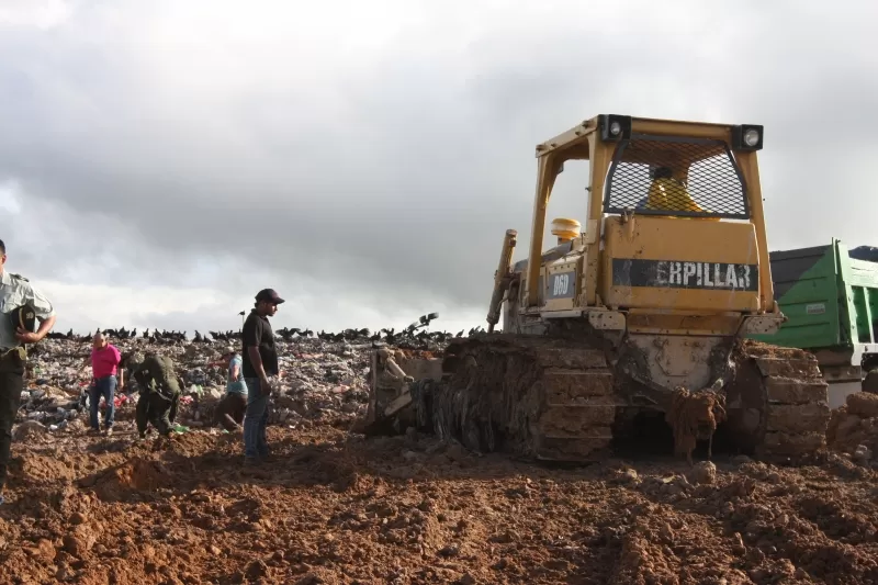 Regado de arcilla en las celdas transitorias del municipio de Arauca para cumplir con la exigencia hecha por Corporinoquia y habilitar nuevamente la recolección de basuras en la ciudad.