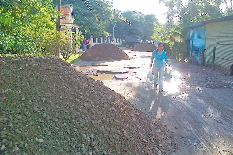 Alcaldía municipal trasladó relleno para mejorar la vía que lleva al Aquaparque Las Toninas en Arauca.