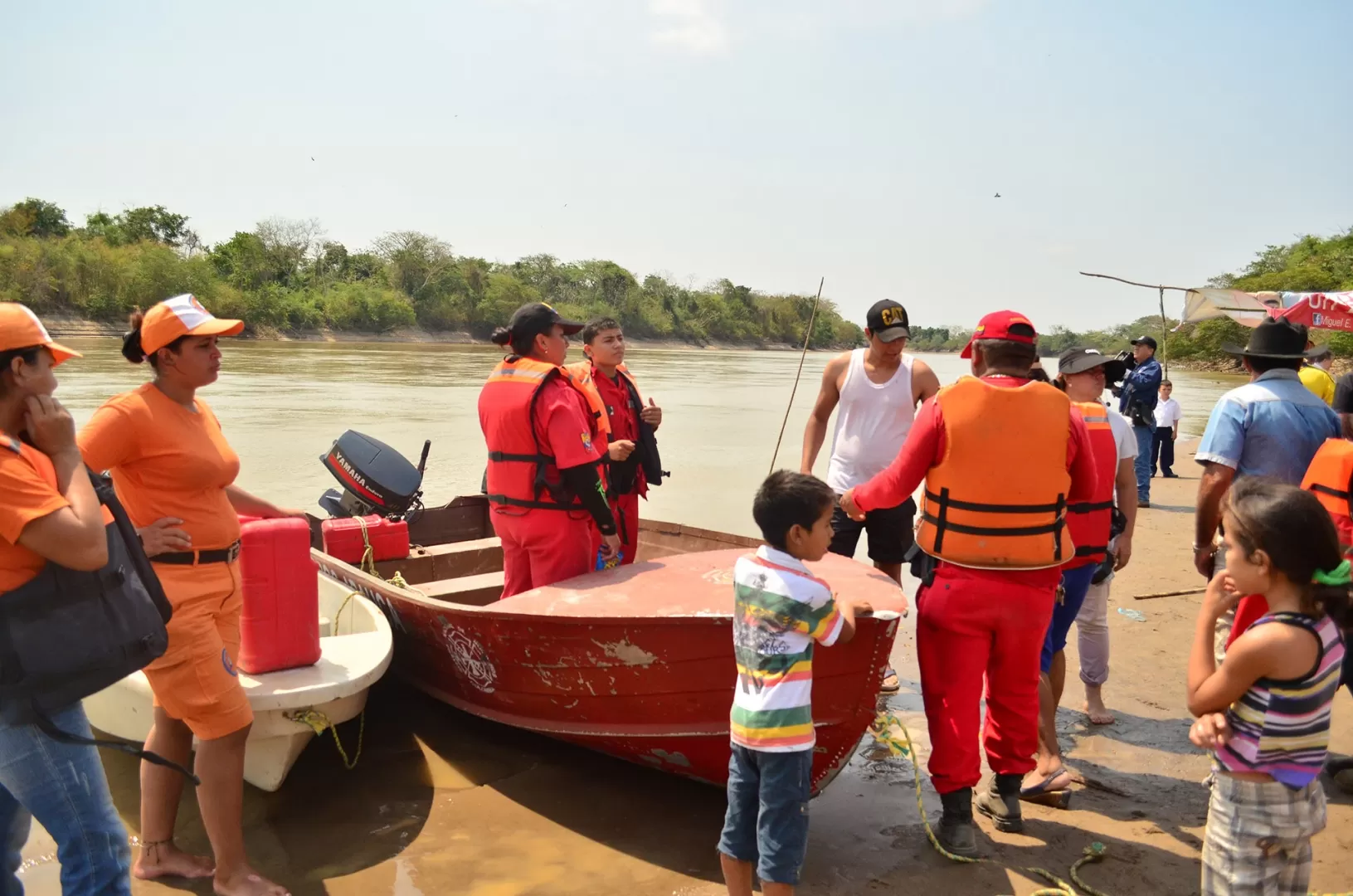 Operativo de rescate de los cuerpos del sacerdote Pedro Antonio Mera Yotimbo, párroco de la iglesia El Señor de los Milagros de Arauca y el joven Dilvio Camargo.