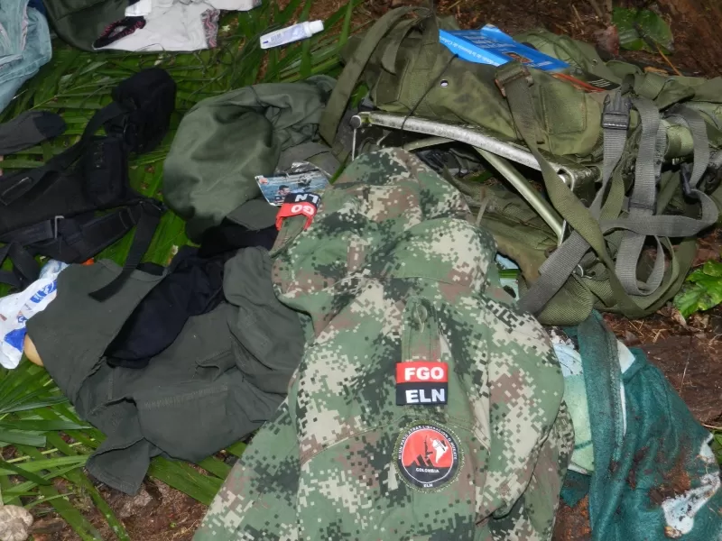 Armas, uniformes y viveros incautaron los soldados en el operativo realizado en la vereda Agua Blanca de Tame.