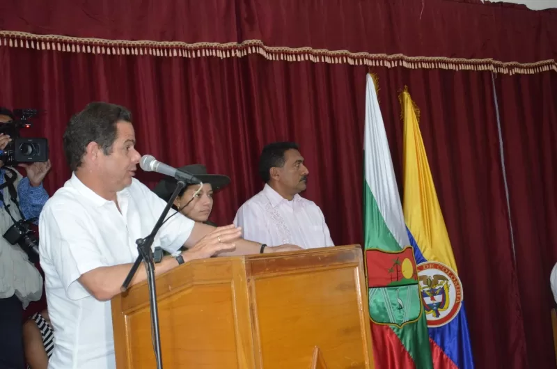En su visita relámpago a la ciudad de Arauca, el ministro de Vivienda dió dos noticias para Arauca, como es la construcción de la red matriz del acueducto y la titulación de Bienes Fiscales.