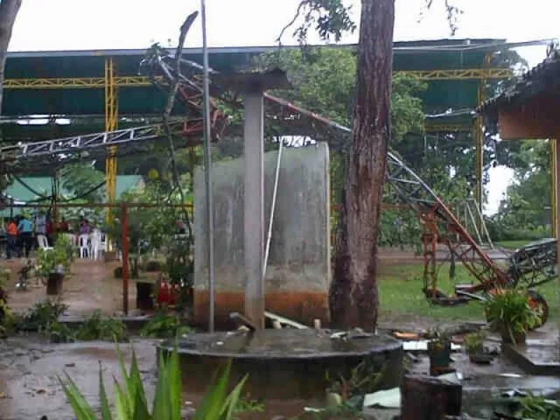 Dos estudiantes heridos dejó vendaval que además destechó y derribó la antena de comunicaciones de la escuela Salto Ángel, en la vereda La Panchera de corregimiento de El Caracol en Arauca.