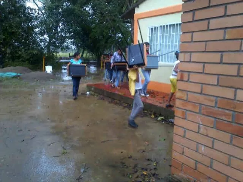 Traslado de pupitres a otro sector de la escuela.