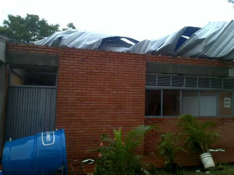 Techo destruido y tanque derribado.