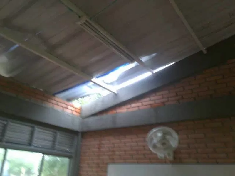 Los fuertes vientos destruyeron techo de la escuela Salto Ángel.