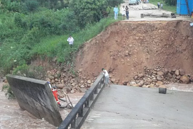 Parte del puente sobre el río Tame en la vía Puerto San Salvador fue derribado por las fuerte lluvias que se presentaron durante el fin de semana en el piedemonte araucano . Foto: Cayo Mario Sepulveda.    