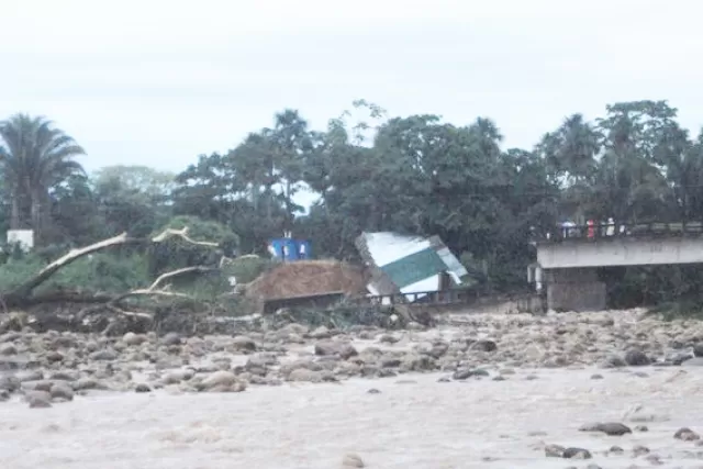 Las fuerte creciente del río Tame derribo parte del puente en la vía Puerto San Salvador. Foto: Cayo Mario Sepulveda.   