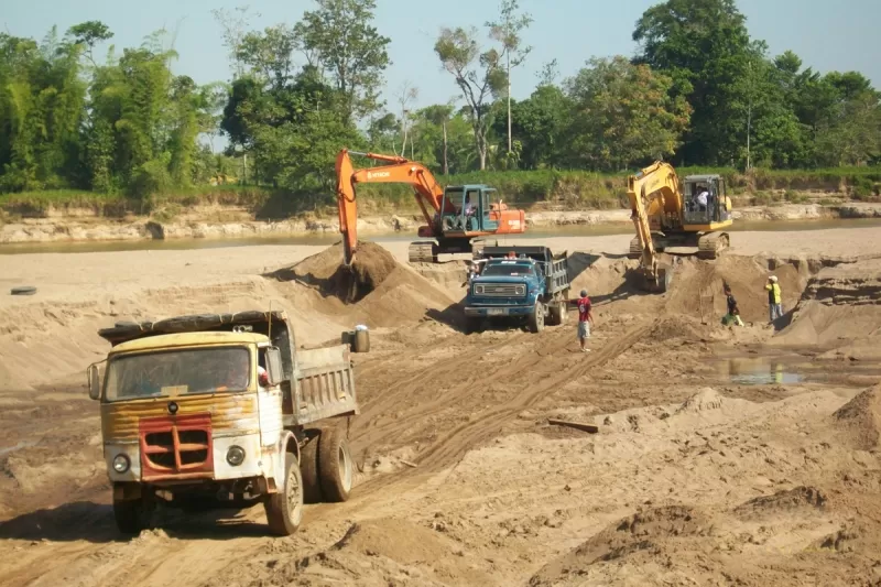 La arena que benefició a los habitantes de los barrios que sufren inundaciones en Arauquita fue extraída de las playas del río Arauca. 