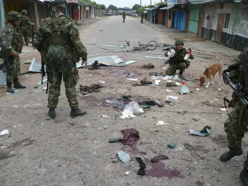 La explosión de una casa bomba en Puerto Jordán, Tame, produjo la muerte de un niño de 8 años y dos soldados.