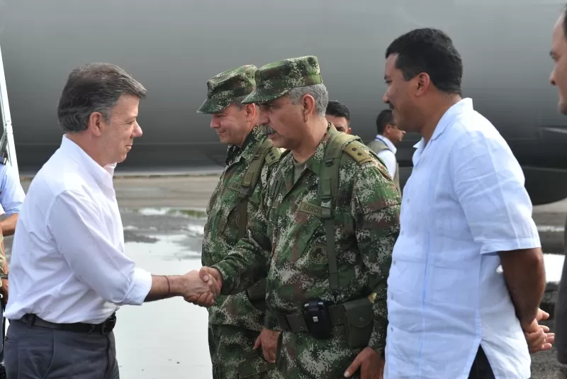 A su llegada este jueves a la ciudad de Arauca, el Presidente Juan Manuel Santos saluda a los Altos Mandos militares y a las autoridades civiles del departamento. Foto: Javier Casella - SIG.