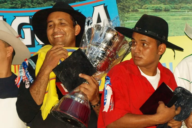 En octubre del año 2007, Sergio Cahueño Cano recibía el trofeo de subcampeón el mundial de coleo de Villavicencio, Meta, acompañado de Óscar Eduardo Ramírez que también fue asesinado.