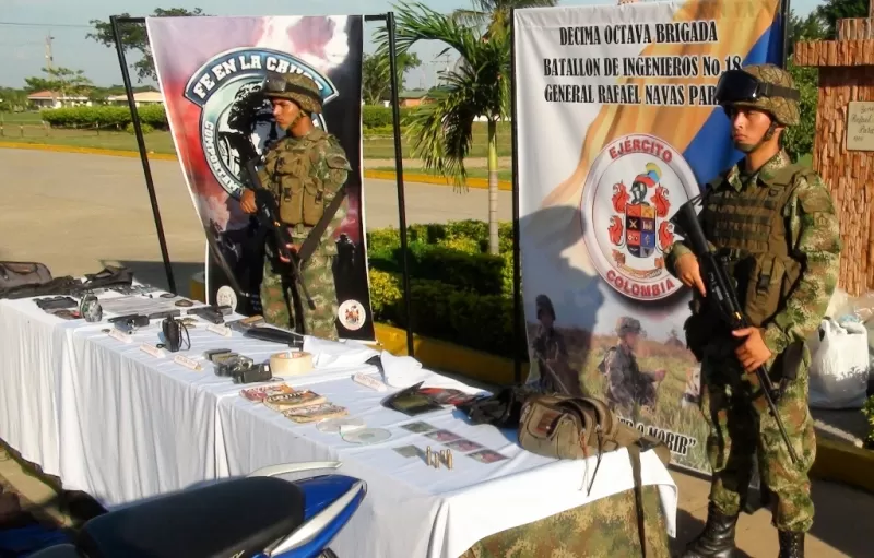 La Fuerza de Tarea Quirón de la Octava División del Ejército Nacional también incautó cuatro pistolas, una carabina y una granada de mano.