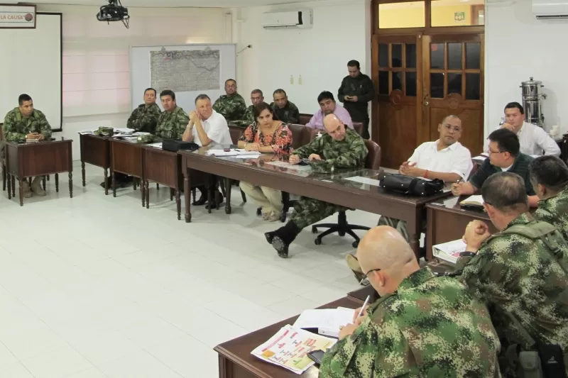 El general Sergio Mantilla Sanmiguel Comandante del Ejército y las autoridades locales durante la reunión donde buscaban medidas para contrarrestar la alteración del orden público en el departamento de Arauca.
