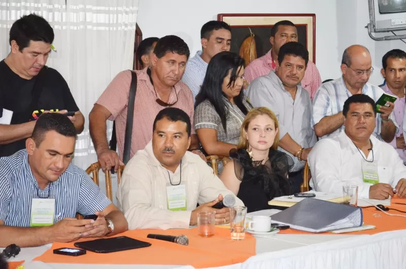 Directivos de la Corporación Autónoma Regional de la Orinoquía -Corporinoquia- al finalizar la elección del nuevo director de esta entidad que cubre los departamentos de Arauca, Casanare, Vichada y algunos municipios de Boyacá y Cundinamarca.