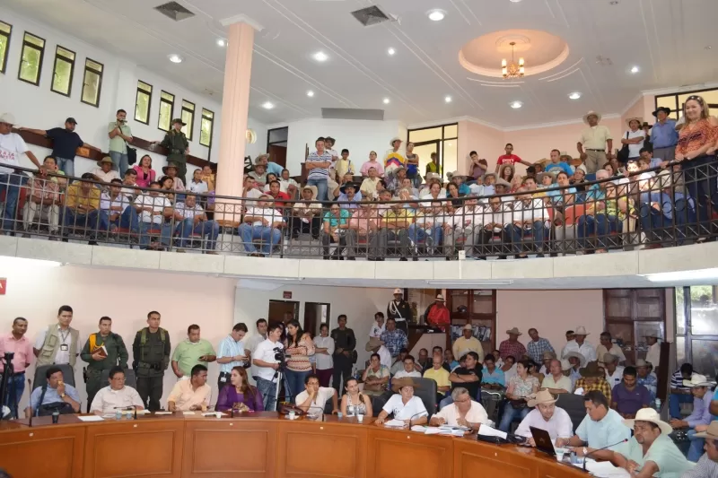 Los ganaderos se hicieron presentes en la gradería de la Asamblea departamental mientras sus representantes negociaban con el Gobierno Nacional.
