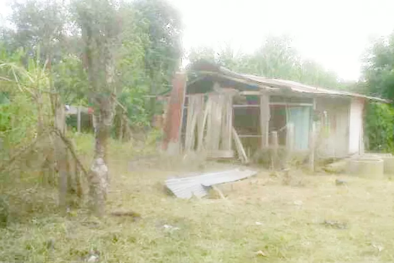 En esta vivienda de Puerto Jordán, Tame, se presento la explosión que dejó cuatro personas heridas, el hecho es atribuido por las autoridades a las Farc.
