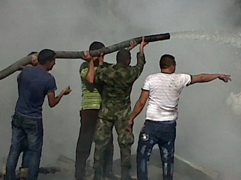 Hombro a hombro participó la comunidad y el Ejército el apagar el fuego que consumió más de 20 pequeñas casetas donde los habitantes de Puerto Jordán en Tame, vendían abarrotes y viveres.