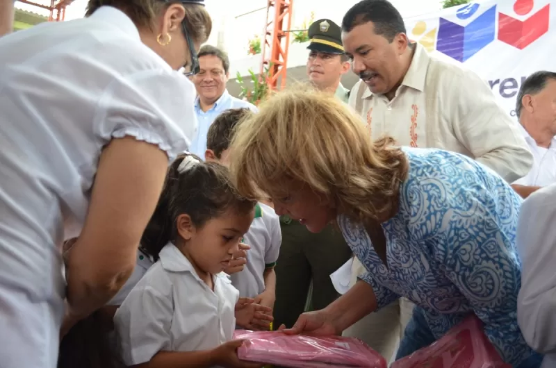 La Ministra de Educación Nacional, María Fernanda Campos entregó kits escolares a estudiantes de la institución educativa Simón Bolívar de Arauca.