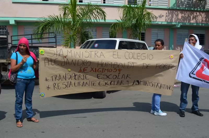 Desde Fortul llegaron estudiantes y profesores a protestar por falta de transporte escolar.
