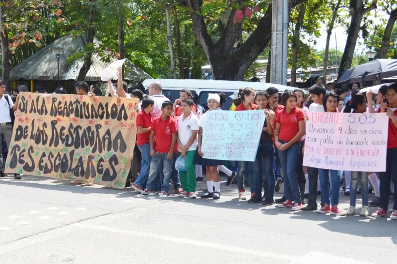 Estudiantes de Arauca exigieron a la Ministra de Educación Nacional el restablecimiento del servicio de transporte escolar, suspendido por disminución de regalías.
