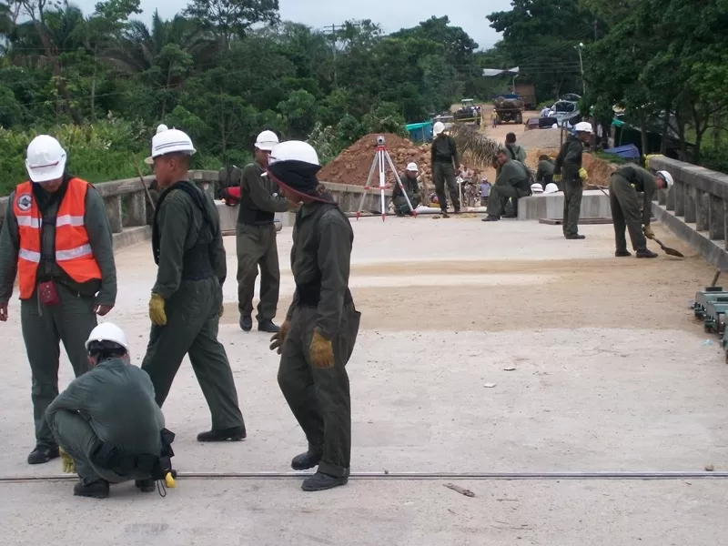 Ingenieros militares iniciaron el montaje del puente Acrow Americano de acero sobre el río Tame.